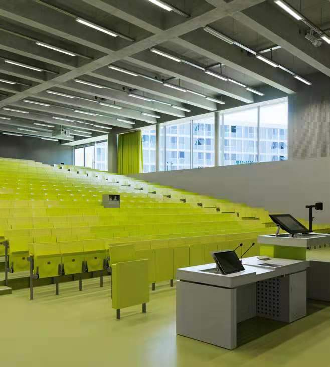 大学里的橡胶地板